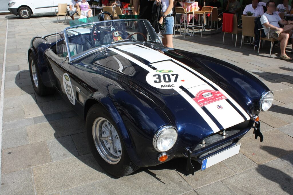 AC Cobra 427 από μπροστά. Τα φουσκωμένα φτερά και το μεγάλο στόμιο την ξεχωρίζουν αμέσως από την παλαιότερη 289.