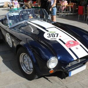 AC Cobra 427 από μπροστά. Τα φουσκωμένα φτερά και το μεγάλο στόμιο την ξεχωρίζουν αμέσως από την παλαιότερη 289.