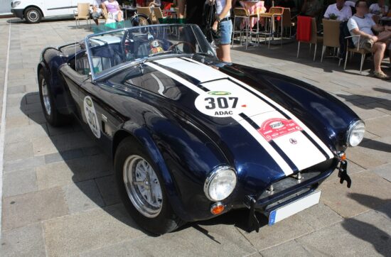 AC Cobra 427 από μπροστά. Τα φουσκωμένα φτερά και το μεγάλο στόμιο την ξεχωρίζουν αμέσως από την παλαιότερη 289.