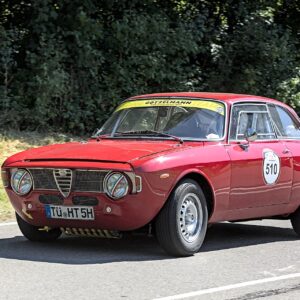 Alfa Romeo Giulia Sprint GT με το χαρακτηριστικό «σκαλοπάτι» στο καπό.