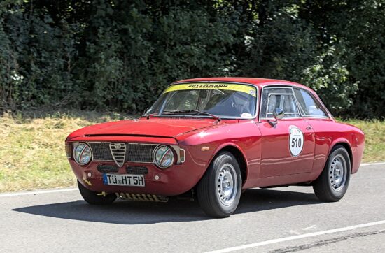 Alfa Romeo Giulia Sprint GT με το χαρακτηριστικό «σκαλοπάτι» στο καπό.