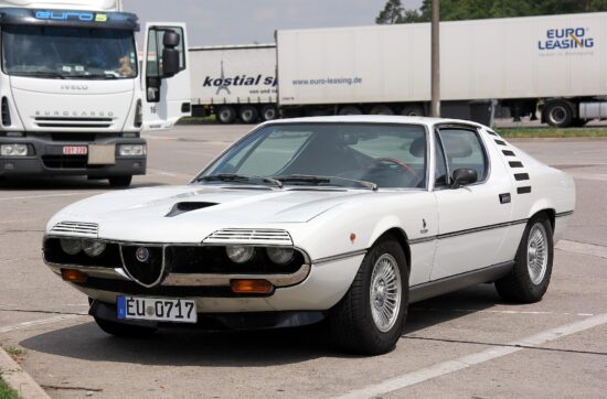 Alfa Romeo Montreal. Οι μισόκλειστοι προβολείς με τις γρίλιες είναι το σήμα κατατεθέν της.