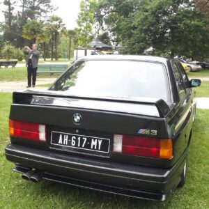 BMW M3 E30: προσέξτε την ψηλότερη πίσω κολόνα και την αεροτομή.