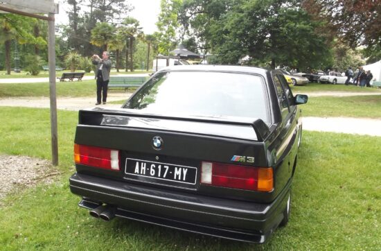 BMW M3 E30: προσέξτε την ψηλότερη πίσω κολόνα και την αεροτομή.