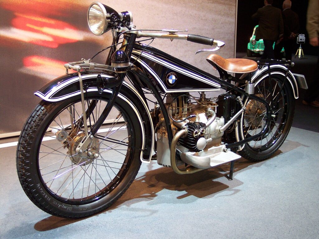 BMW R32 του 1923. Ο κινητήρας boxer είναι τοποθετημένος εγκάρσια, με τους κυλίνδρους στον αέρα.