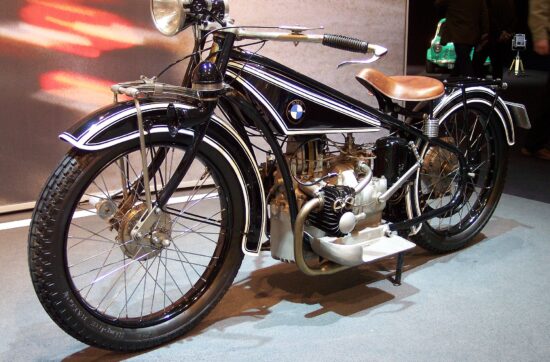 BMW R32 του 1923. Ο κινητήρας boxer είναι τοποθετημένος εγκάρσια, με τους κυλίνδρους στον αέρα.