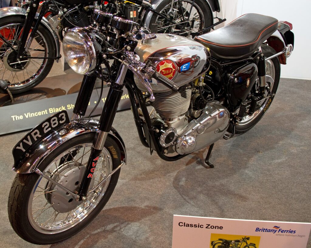 BSA Gold Star 500 Clubman's, με χαμηλό τιμόνι και ασημί ρεζερβουάρ.