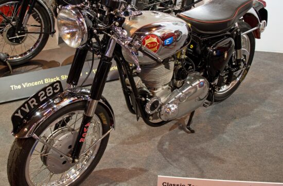 BSA Gold Star 500 Clubman's, με χαμηλό τιμόνι και ασημί ρεζερβουάρ.