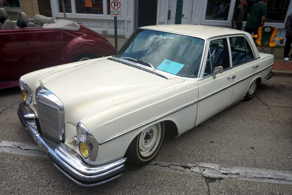Μια Mercedes-Benz 250S του 1967 σε έκθεση κλασικών. Μια καλοδιατηρημένη βάση είναι η καλύτερη αγορά.