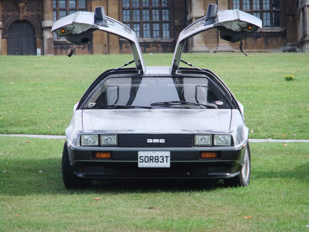 DeLorean DMC-12 σε εκδήλωση στην Αγγλία. Το ανοξείδωτο ατσάλι δεν βάφτηκε ποτέ.