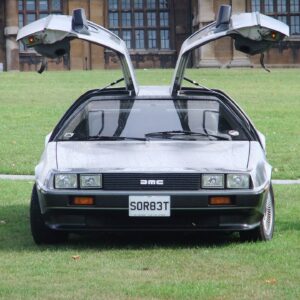 DeLorean DMC-12 σε εκδήλωση στην Αγγλία. Το ανοξείδωτο ατσάλι δεν βάφτηκε ποτέ.
