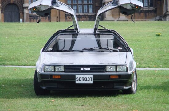DeLorean DMC-12 σε εκδήλωση στην Αγγλία. Το ανοξείδωτο ατσάλι δεν βάφτηκε ποτέ.