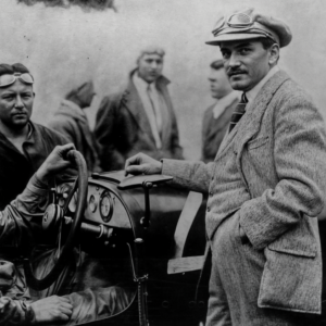 Ο Ferdinand Porsche (όρθιος, με το καπέλο) δίπλα σε αγωνιστικό αυτοκίνητο της Mercedes, στα χρόνια που δούλευε στη Daimler.