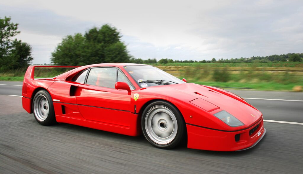 Η Ferrari F40. Χωρίς περιττά στολίδια, μόνο αεροδυναμική και δύναμη.
