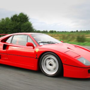 Η Ferrari F40. Χωρίς περιττά στολίδια, μόνο αεροδυναμική και δύναμη.