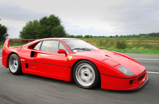 Η Ferrari F40. Χωρίς περιττά στολίδια, μόνο αεροδυναμική και δύναμη.