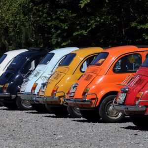 Μια παρέα από Fiat 500 σε όλα τα χρώματα.