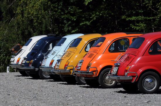 Μια παρέα από Fiat 500 σε όλα τα χρώματα.