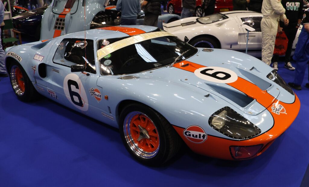 Ford GT40 με τα θρυλικά χρώματα της Gulf.