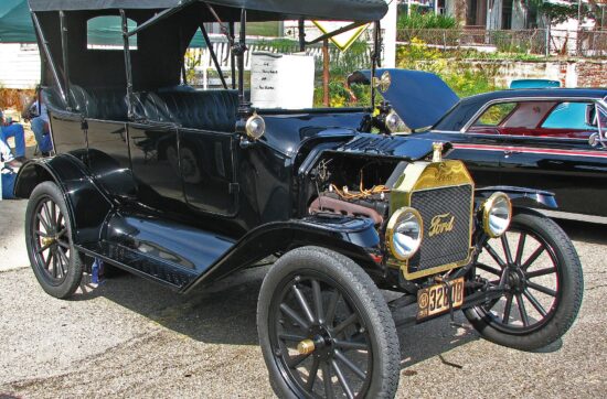 Ford Model T του 1915. Απλό, ψηλό και φτιαγμένο για τους χωματόδρομους της εποχής.