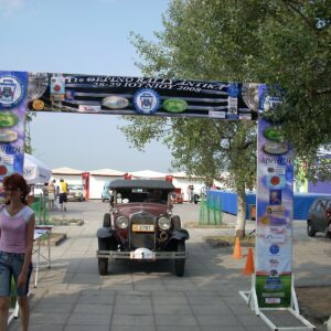 Ένα Ford Model A με τις παλιές κίτρινες πινακίδες λέσχης, στο Θερινό Rally Αντίκα της ΛΕ.ΚΑ.Μ στη Θεσσαλονίκη το 2008. Αυτές οι πινακίδες παύουν να ισχύουν από 1/1/2027.