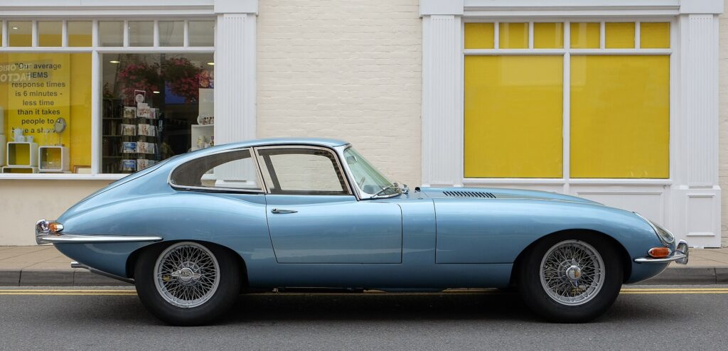 Jaguar E-Type Series 1 κουπέ του 1964. Το μακρύ καπό κρύβει τον εξακύλινδρο XK.