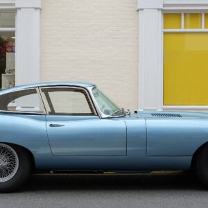 Jaguar E-Type Series 1 κουπέ του 1964. Το μακρύ καπό κρύβει τον εξακύλινδρο XK.