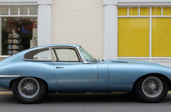 Jaguar E-Type Series 1 κουπέ του 1964. Το μακρύ καπό κρύβει τον εξακύλινδρο XK.