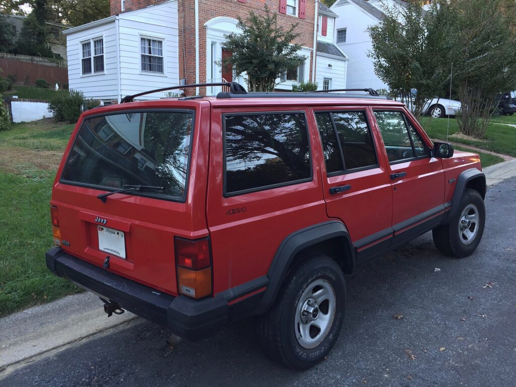 Jeep Cherokee XJ τετράπορτο της περιόδου 1988–1996. Τετράγωνο, απλό και διαχρονικό.