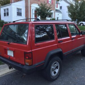 Jeep Cherokee XJ τετράπορτο της περιόδου 1988–1996. Τετράγωνο, απλό και διαχρονικό.