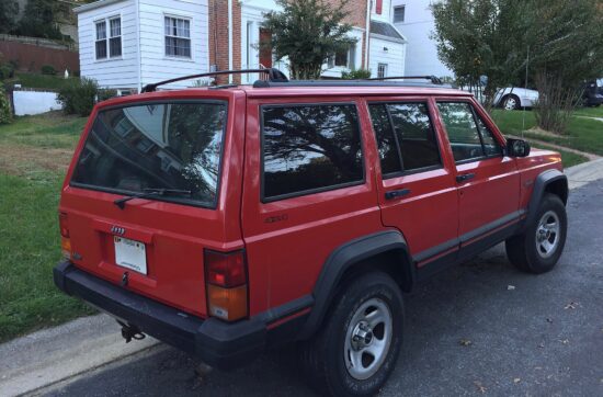 Jeep Cherokee XJ τετράπορτο της περιόδου 1988–1996. Τετράγωνο, απλό και διαχρονικό.