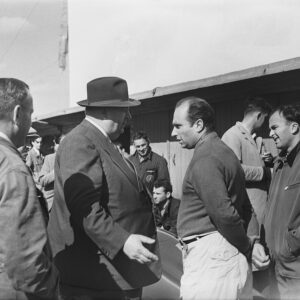 Ο Fangio (στη μέση, με το πουλόβερ) με τον θρυλικό διευθυντή της Mercedes, Alfred Neubauer (με το καπέλο), στο Grand Prix της Ολλανδίας το 1955.