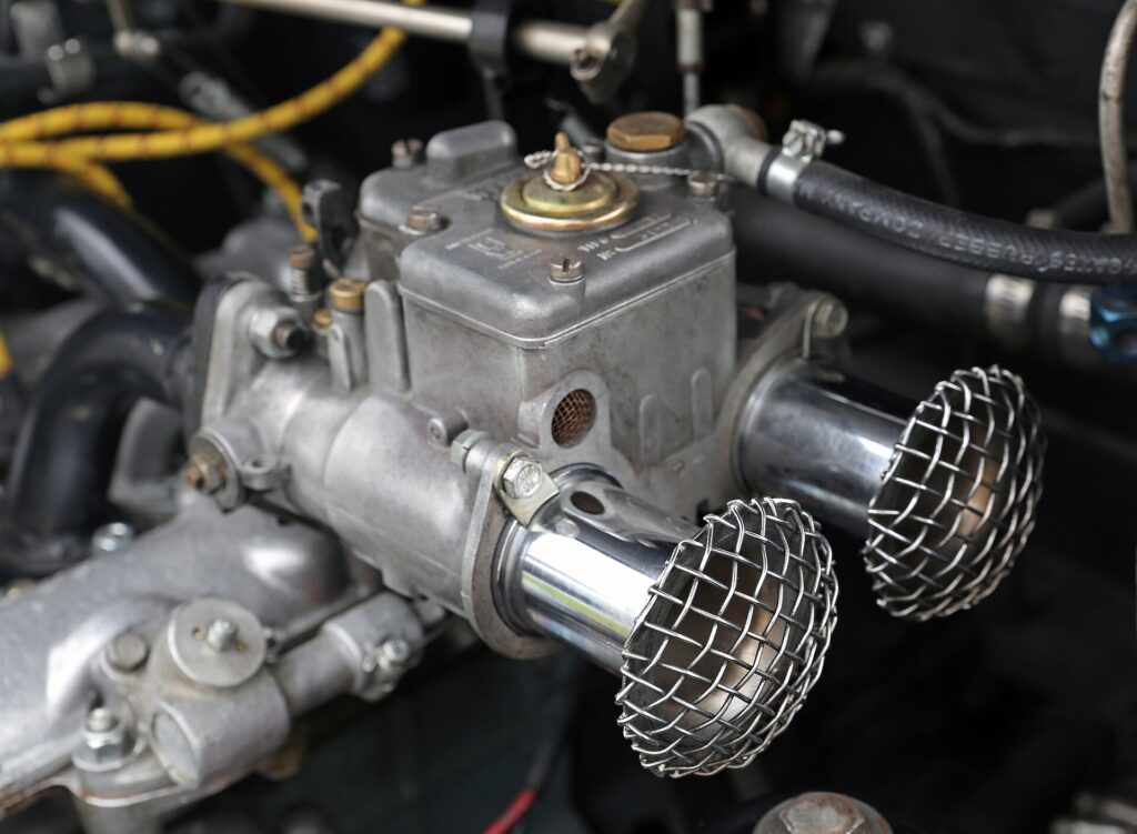 Διπλό καρμπιρατέρ Weber 40 DCOE σε κινητήρα Abarth.