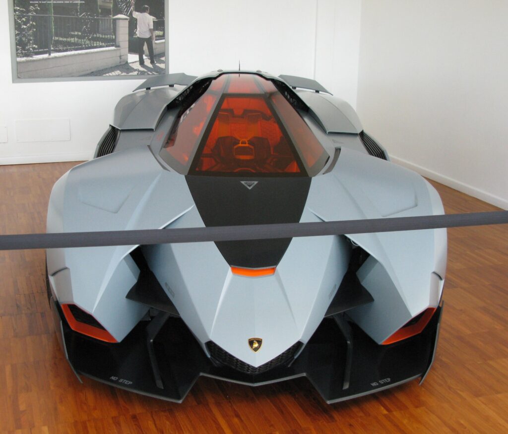 Η Lamborghini Egoista από μπροστά. Οι γωνίες και ο θόλος θυμίζουν μαχητικό αεροσκάφος.