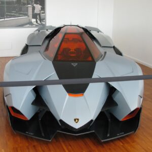 Η Lamborghini Egoista από μπροστά. Οι γωνίες και ο θόλος θυμίζουν μαχητικό αεροσκάφος.