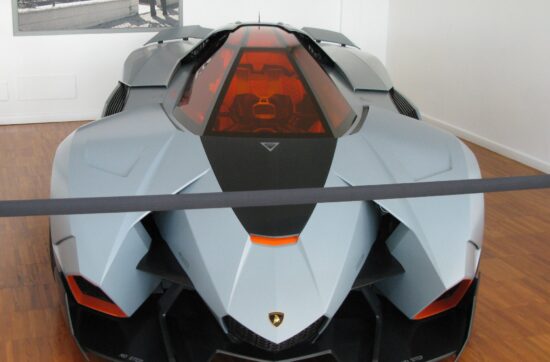 Η Lamborghini Egoista από μπροστά. Οι γωνίες και ο θόλος θυμίζουν μαχητικό αεροσκάφος.