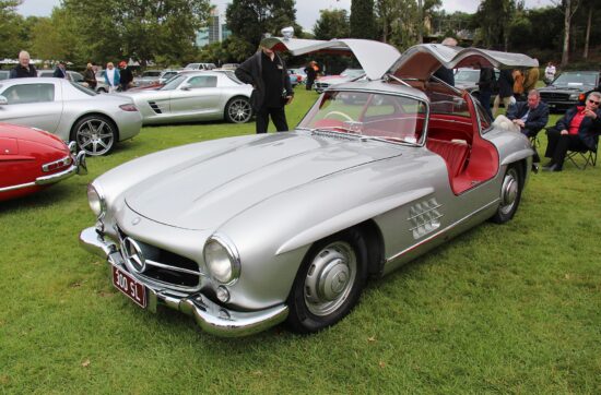 Mercedes-Benz 300 SL Gullwing του 1956 με τις χαρακτηριστικές πόρτες ανοιχτές.