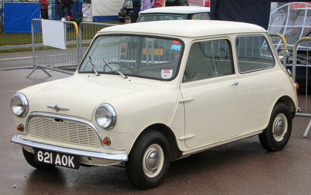Το 621 AOK, το πρώτο Morris Mini-Minor που βγήκε από τη γραμμή παραγωγής το 1959.