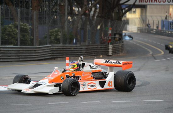 Μια McLaren της Formula 1 της δεκαετίας του '70 στο Grand Prix de Monaco Historique του 2014.