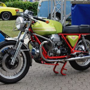 Moto Guzzi V7 Sport του 1973. Χαμηλή, μακριά, με τους κυλίνδρους να βγαίνουν δεξιά και αριστερά σαν χέρια.