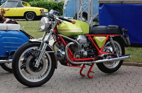 Moto Guzzi V7 Sport του 1973. Χαμηλή, μακριά, με τους κυλίνδρους να βγαίνουν δεξιά και αριστερά σαν χέρια.
