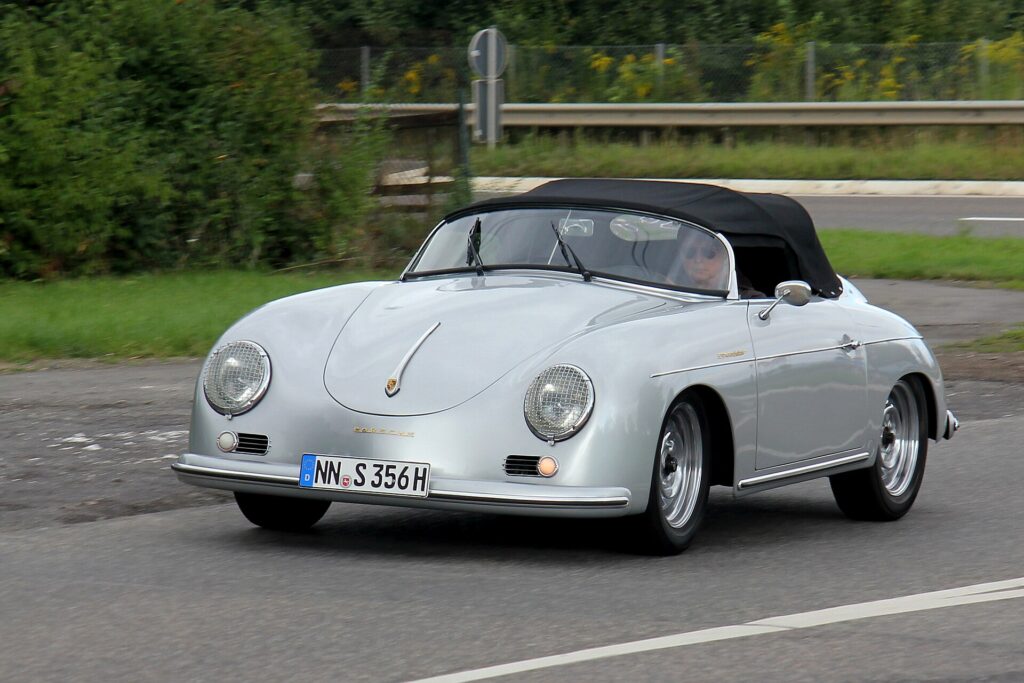 Porsche 356 A Speedster, η «γυμνή» εκδοχή που φτιάχτηκε για την αμερικανική αγορά.