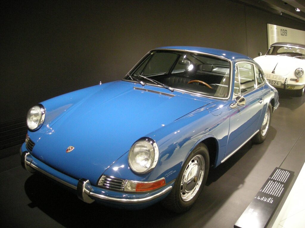 Porsche 911 2.0 Coupé του 1965, από τα πρώτα χρόνια παραγωγής, στο μουσείο της Porsche στη Στουτγάρδη.