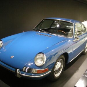 Porsche 911 2.0 Coupé του 1965, από τα πρώτα χρόνια παραγωγής, στο μουσείο της Porsche στη Στουτγάρδη.