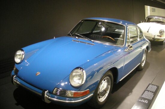 Porsche 911 2.0 Coupé του 1965, από τα πρώτα χρόνια παραγωγής, στο μουσείο της Porsche στη Στουτγάρδη.