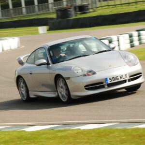 Porsche 911 (996) του 1999, η πρώτη υδρόψυκτη 911, με τα αμφιλεγόμενα φανάρια της.