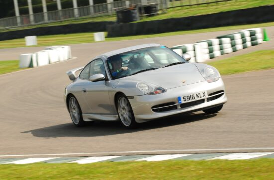 Porsche 911 (996) του 1999, η πρώτη υδρόψυκτη 911, με τα αμφιλεγόμενα φανάρια της.