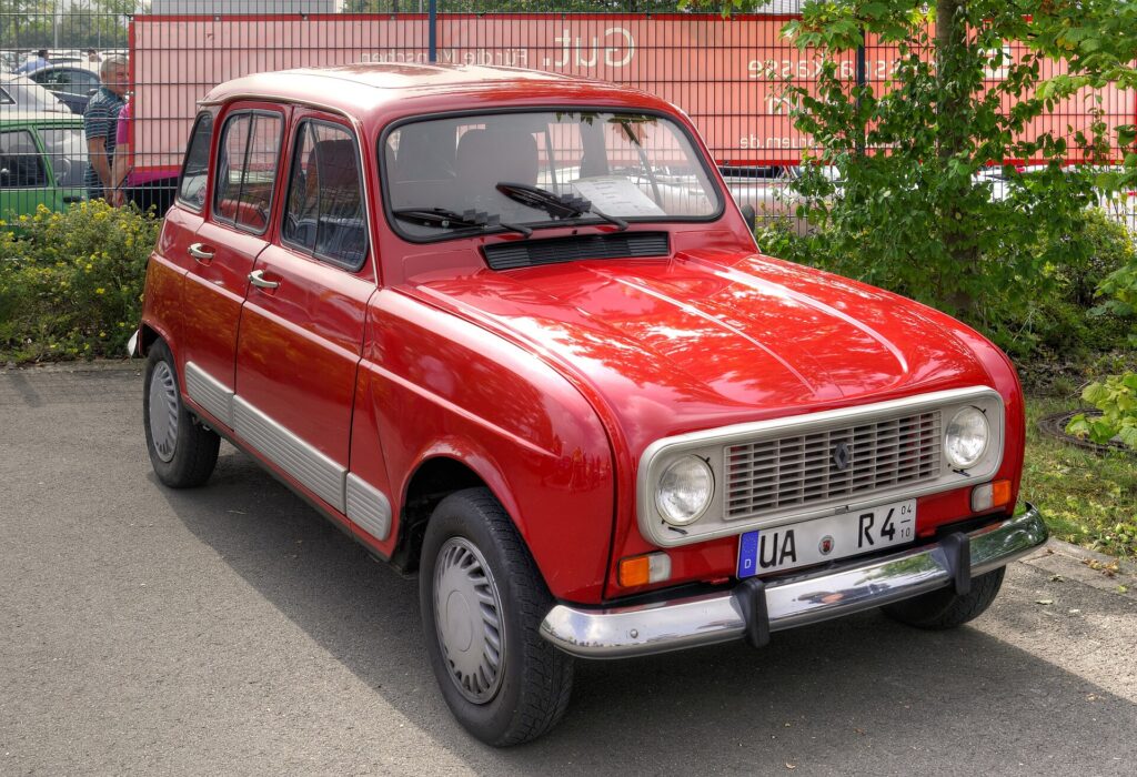 Ένα κλασικό Renault 4, απλό, ψηλό και πρακτικό. Η πέμπτη πόρτα πίσω ήταν επανάσταση το 1961.