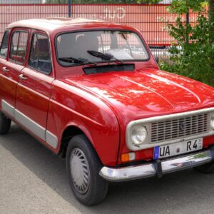 Ένα κλασικό Renault 4, απλό, ψηλό και πρακτικό. Η πέμπτη πόρτα πίσω ήταν επανάσταση το 1961.