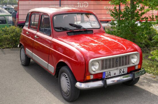 Ένα κλασικό Renault 4, απλό, ψηλό και πρακτικό. Η πέμπτη πόρτα πίσω ήταν επανάσταση το 1961.